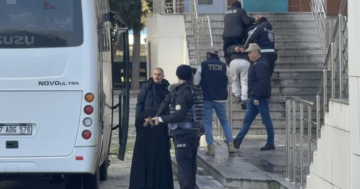 Yalova da 3 polis şehit olmuştu! DEAŞ operasyonunda yakalanan 25 şüpheli adliyeye sevk edildi