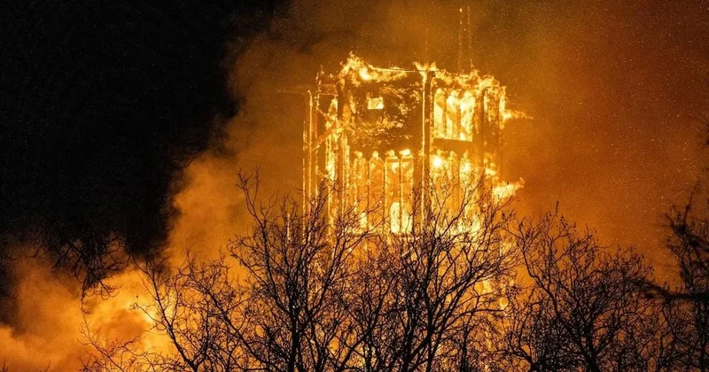 Havai fişekli kutlama pahalıya mal oldu: Tarihi kilise alev alev yandı Sözcü Gazetesi