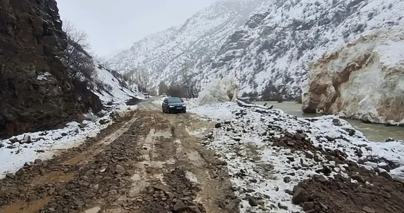 Van da yolu kapanan mahallede rahatsızlanan çocuk ekiplerin çalışmasıyla hastaneye ulaştırıldı