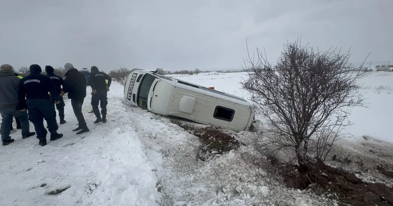 Son dakika: Elazığ da minibüsün şarampole devrilmesi sonucu 9 kişi yaralandı Son dakika haberleri