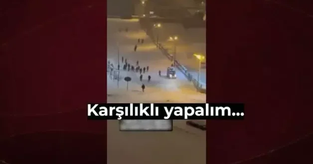 Siirt te devriye gezen ekiple vatandaşların kar topu eğlencesi güldürdü