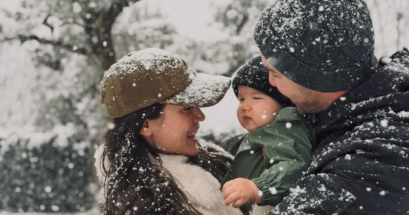 Kaan Yıldırım ve Pınar Deniz den oğulları Fikret Hakan ile kar altında aile pozu