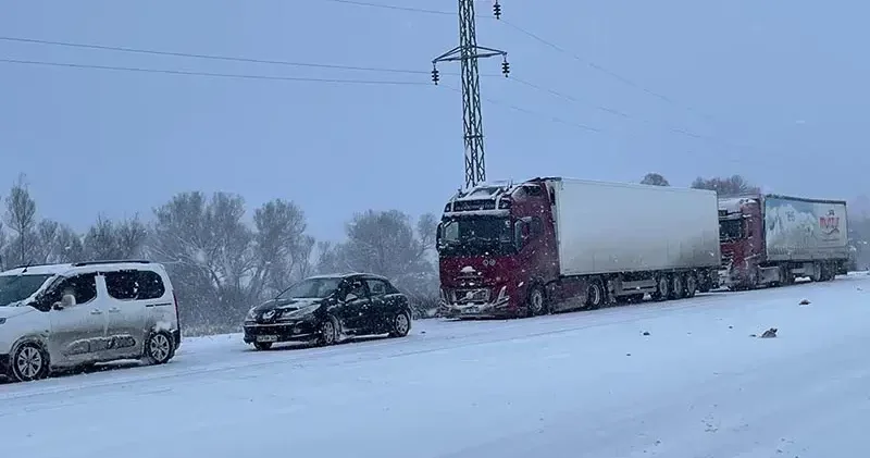 Refahiye Erzincan kara yolu çift yönlü ulaşıma kapandı