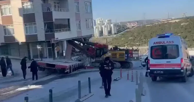 Başakşehir de yokuştan kayan TIR ın çarptığı bina tahliye edildi