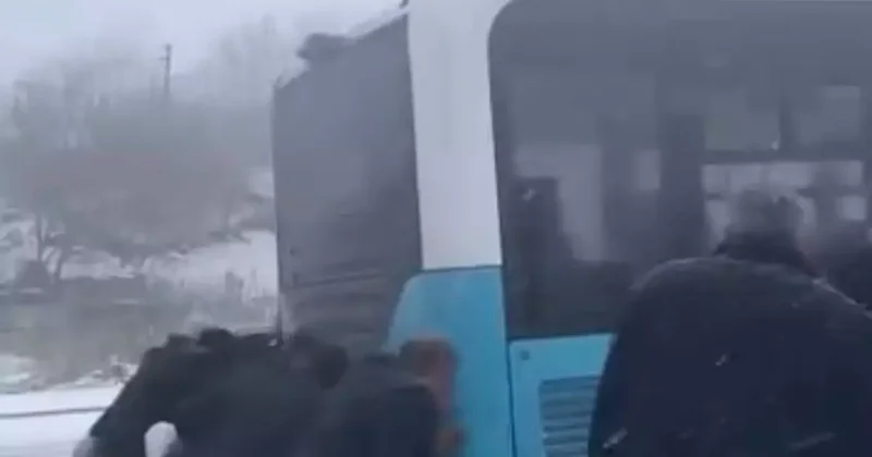 Yolda kalan yolcu otobüsünün yardımına vatandaşlar yetişti