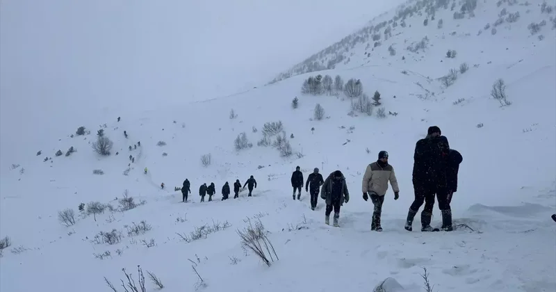 Ardanuç ta Çığ Altında Kayıp Çoban Aramalarına Ara Verildi