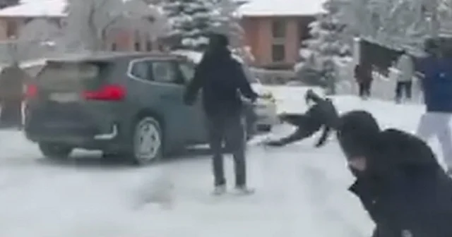 Otomobilin altında kalmaktan son anda kurtuldu VİDEO İZLE