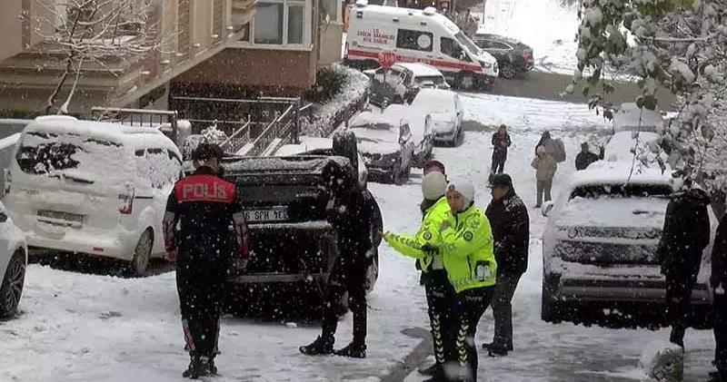 Ümraniye’de buzlanan yolda kayan otomobil takla attı