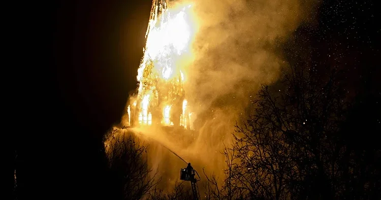 Hollanda da tarihi kilise küle döndü: Amsterdam da acil durum ilan edildi