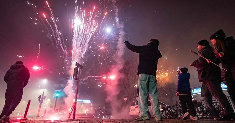 Almanya da yılbaşı kazaları: 2 ölü, onlarca yaralı