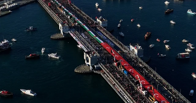 Galata Köprüsün de yüz binler tek yürek oldu: Yılbaşı için değil Filistin için buradayız VİDEO İZLE