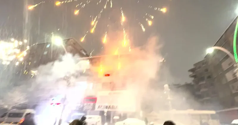 Diyarbakır yeni yıl kar altında halaylarla karşılandı