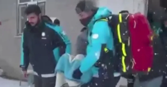 Sağlık ekiplerinin kar üzerinde saniyelerle yarışı kamerada: Sedyeyle 2 kilometre taşıdılar VİDEO İZLE