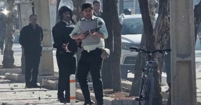 İran daki protestoların önü alınamıyor: Polisi de arabasını da yaktılar Sözcü Gazetesi