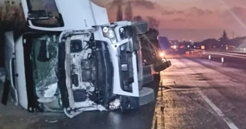 İnegöl’de iplik yüklü tır devrildi