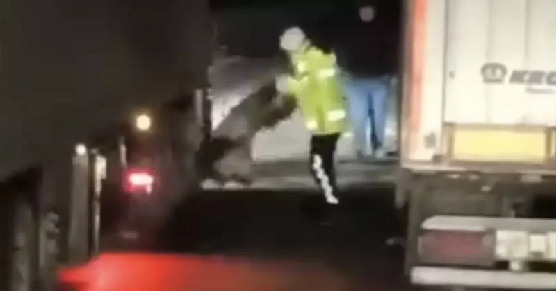 Trafiğe battaniye müdahalesi: Yolu kapatan tıra bakın ne çözüm buldular