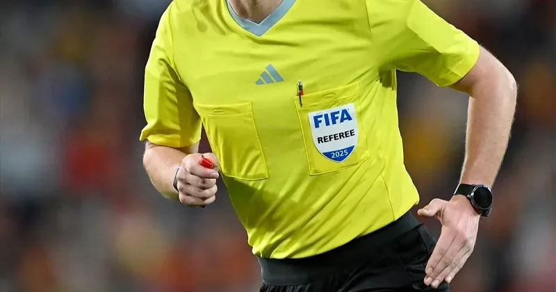 TFF gece yarısı duyurdu! 2026 yılı FIFA kokartlı hakemler listesinde büyük değişim Futbol Haberleri