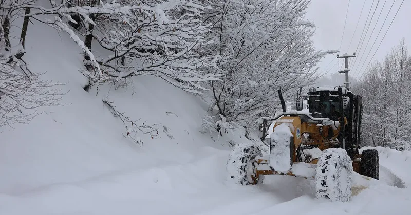 Karabük, Zonguldak, Düzce ve Sakarya da kardan kapanan köy yollarını açma çalışmaları sürüyor