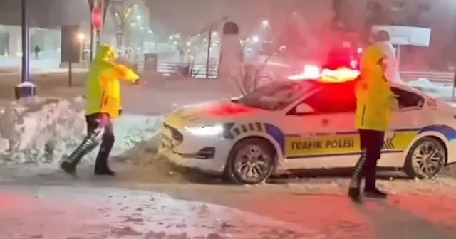 Polislerden yürek ısıtan görüntü: Soğuk havaya rağmen çocuklarla kar topu oynadılar VİDEO İZLE