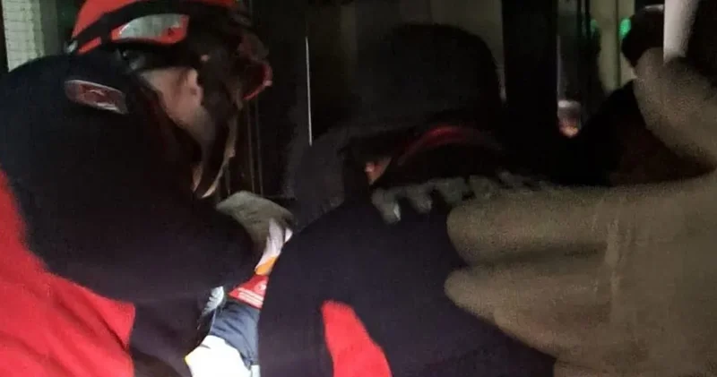 Asansörün halatı koptu! Anne ve 6 yaşındaki kızı içindeydi