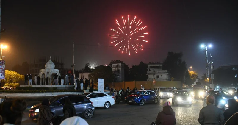 Pakistan da yeni yıl kutlamalarında havaya açılan ateş sonucu 25 kişi yaralandı