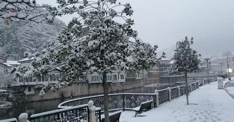 Amasya yeni yıla karla girdi, şehir beyaza büründü
