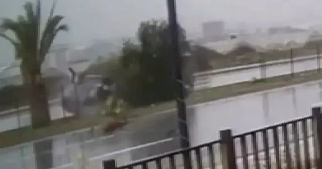 Kaygan yolda takla atan otomobil güvenlik kamerasında: Sürücü mucize eseri kurtuldu VİDEO İZLE