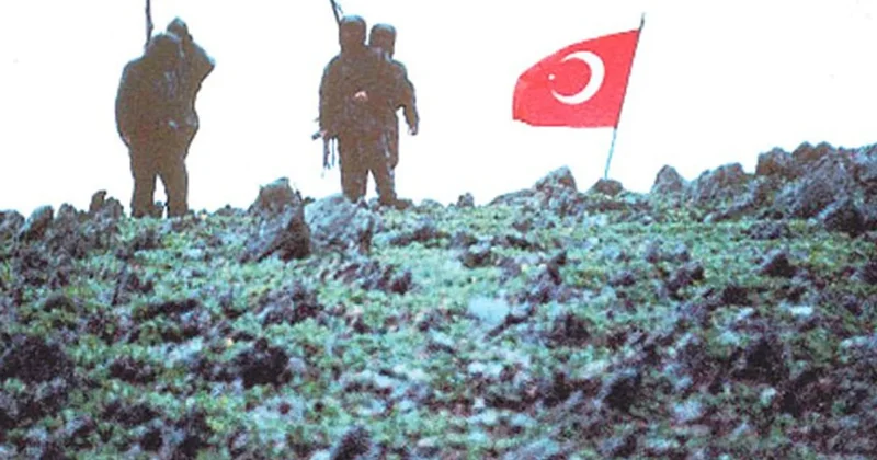 Al bayrağı Kardak’a 12 kahraman dikti Sözcü Gazetesi