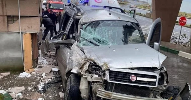 Panelvan araç hastanenin güvenlik kulübesine çarptı; baba ve oğlu yaralandı Zonguldak Haberleri