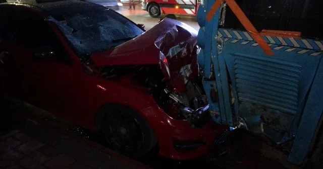 Lüks otomobil park halindeki otobüse çarptı Otobüs şoförü Servet Arlı: Kaza olmuş dediler, bir çıktım benim araba Antalya Haberleri