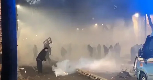 İtalya da sokaklar savaş alanına döndü: 15 bin kişilik yürüyüş çatışmayla bitti VİDEO İZLE