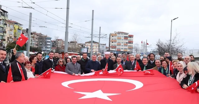 Kocaeli protokolü ve vatandaşlar Batı Trakya Türkleri için yürüdü Başkan Tahir Büyükakın: Buradaki kardeşlerimizden şunu rica ediyorum; o bölgelerde ticaret yapın, oradaki kardeşlerimizle ortaklıklar kurun Kocaeli Haberleri
