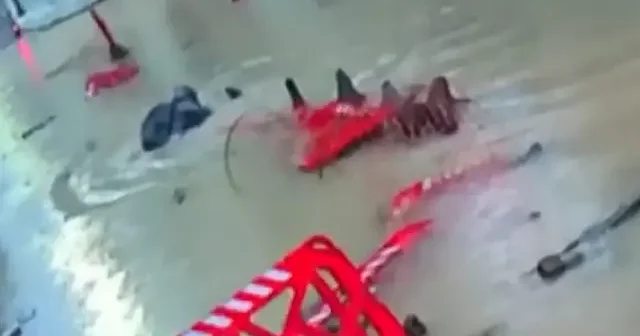 İzmir de sokaklar göle döndü: Vatandaş çukurun içine düştü VİDEO İZLE