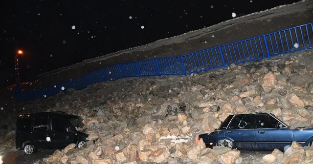 İstinat duvarının park halindeki araçların üzerine çöktüğü anlar kamerada Hatay Haberleri