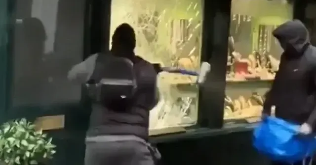 Londra’da güpegündüz kuyumcu soygunu: Çekiçle vitrini kırıp mücevherleri alarak kaçtılar VİDEO İZLE