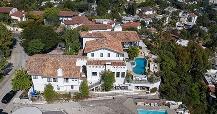 Eski karısı ülkeden kaçıyor… Onun gözü esmer güzelinden başkasını görmüyor: 12 milyonluk aşk yuvasını yeniledi