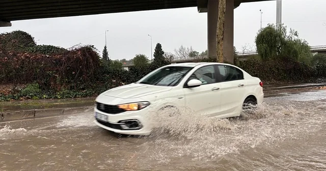 İzmir de sağanak; cadde ve sokaklar göle döndü İzmir Haberleri