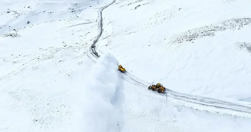Van ın 6 ilçesinde kar yağışı; 78 yerleşim yeri ulaşıma kapandı