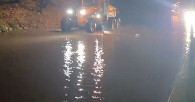 Aydın ı sağanak vurdu: Söke ve Kuşadası yollarında ulaşım durdu Aydın Haberleri