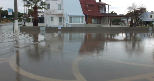 Burhaniye de sağanak; yollar göle döndü, evlerin bodrum katlarını su bastı Balıkesir Haberleri