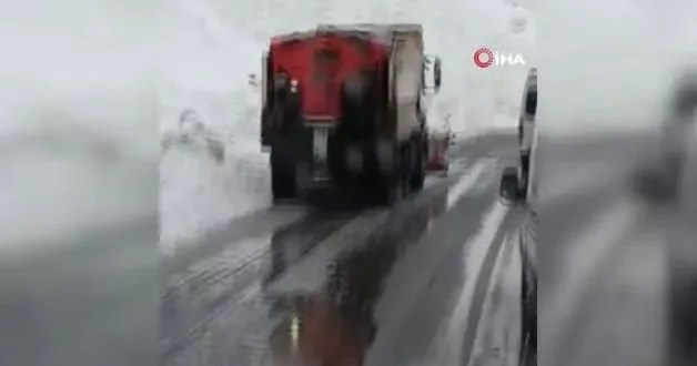 Hakkari Çukurca yolunda meydana gelen çığ kameralara yansıdı