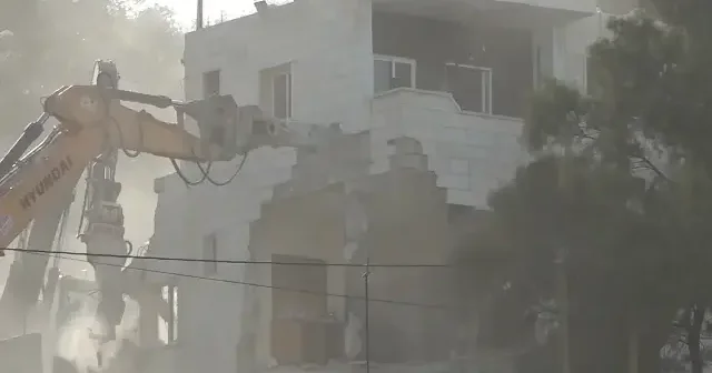 İşgalciler Filistinlilerin evini yıkıp önünde poz verdi VİDEO İZLE