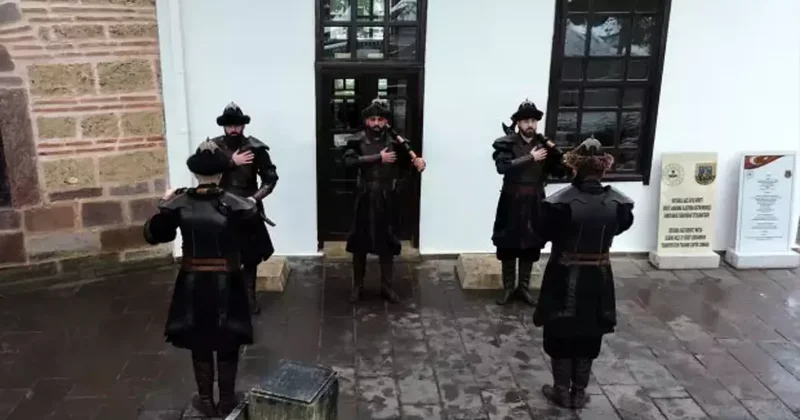 Ertuğrul Gazi Türbesi’nde nöbete tarihi dokunuş! Seremoni sözleri değişti