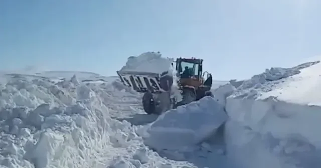 Kars’ta kar ve tipi yolu kapattı: Kağızman Ağrı hattında ulaşım durdu VİDEO İZLE