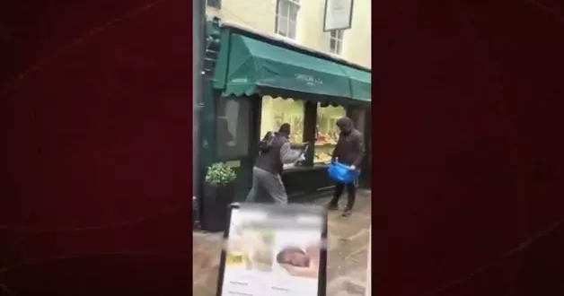İngiltere de soyguncular güpegündüz ellerine aldıkları balyozla kuyumcuyu soydu