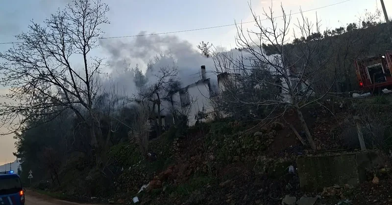 Çıkan yangında ev küle döndü