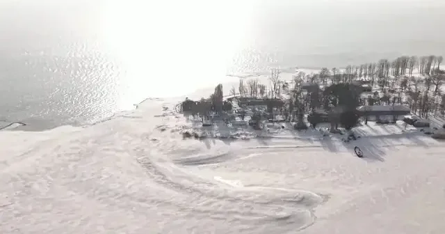 Van Gölü beyaza büründü: Sahildeki tekne buz ve karın arasında kaldı VİDEO İZLE