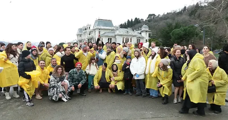 Beşiktaş ta kansere dikkat için 100 kişiyle denize girdiler