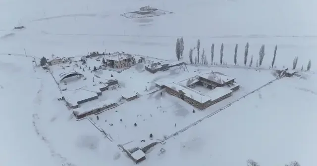 Kenan Yavuz Etnografya Müzesi beyaz örtüyle kendine hayran bıraktı VİDEO İZLE