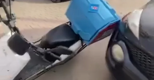 Otomobil sürücüsü ile motosikletli kurye arasındaki gerginlik kamerada Bursa Haberleri